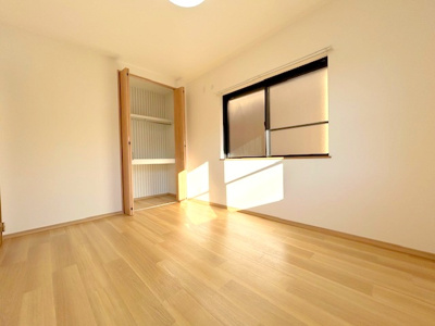 【洋室】 | 枚方市松丘町戸建 | 明るい陽射しが差し込む洋室となっております！