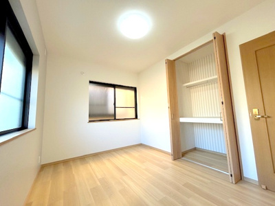 【洋室】 | 枚方市松丘町戸建 | 約5.9帖の洋室はお子様のお部屋等にいかがでしょうか！〇？