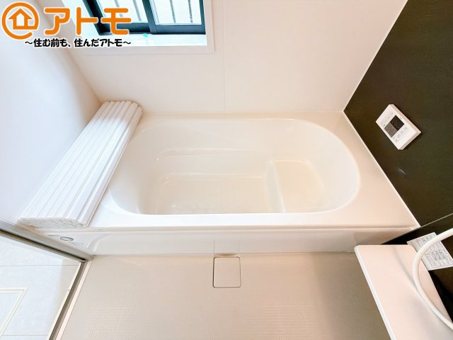 【浴室】 | 清水区高橋9期　新築戸建　A号棟 | お子様やお年寄りが使いやすいだけでなく、半身浴にも便利なベンチタイプの湯舟です。お湯の節約にも！