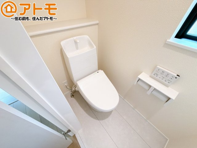 【トイレ】 | 清水区高橋9期　新築戸建　A号棟 | 窓もあって換気もしっかりできる清潔感のあるトイレです♪