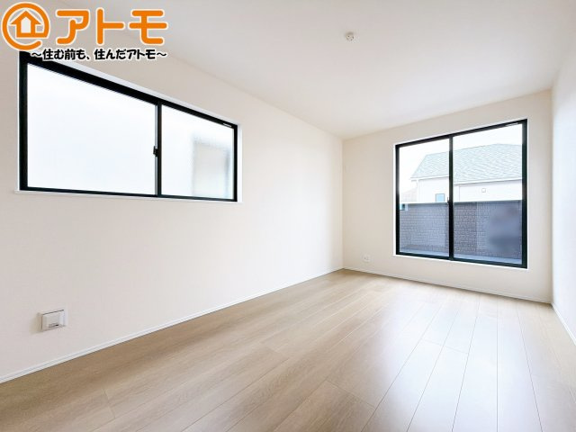 【寝室】 | 清水区高橋9期　新築戸建　A号棟 | バルコニーに面したお部屋なので、布団などの大きなものも楽々干せます♪