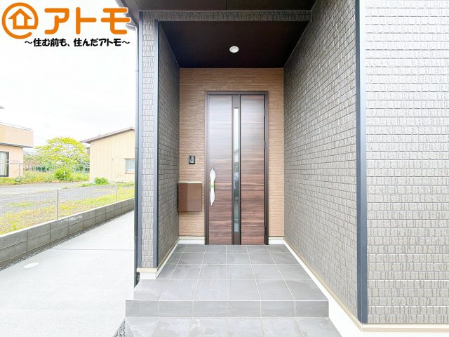 【玄関】 | 清水区高橋9期　新築戸建　A号棟 | 落ち着いた色合いの玄関はダブルロックで防犯性に優れた仕様になっています♪