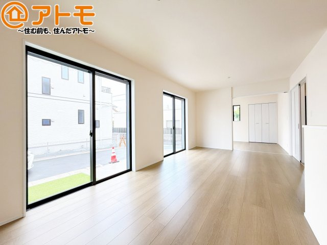【居間・リビング】 | 清水区高橋9期　新築戸建　A号棟 | 日当たりのよいリビングは、一年を通してぽかぽかとしています。家族が自然と集まる空間になりそうですね♪