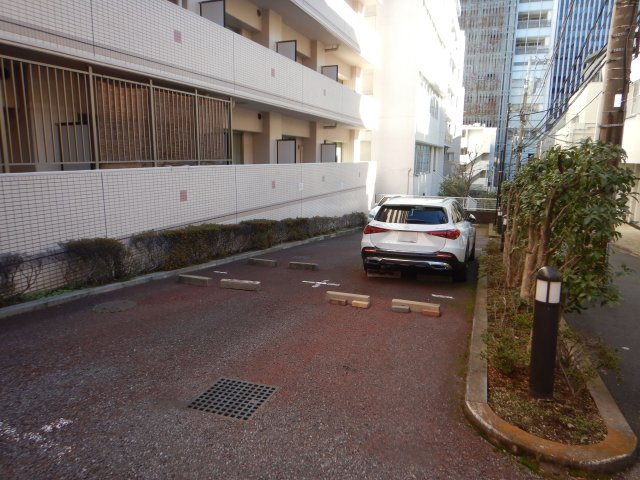 秀和溜池山王レジデンスの駐車場