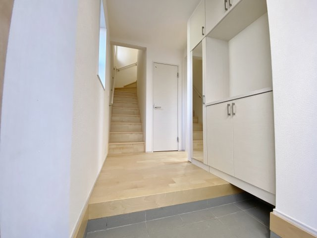 練馬区下石神井5丁目 全5棟 5号棟の玄関|ミラー付きトール型下足入れ
お出かけ前の身だしなみチェック出来ます