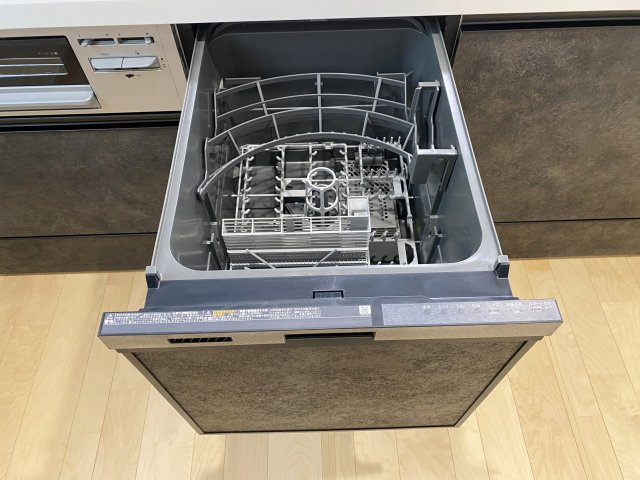 練馬区下石神井5丁目 全5棟 5号棟のキッチン|食後の片づけに便利な食器洗乾燥機が標準装備です 時間が有効活用でき、節水にもなります
