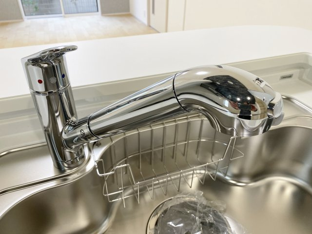 練馬区下石神井5丁目 全5棟 5号棟のキッチン|水栓一体型の浄水器を設置　毎日利用する飲料水やお料理の水を安心してお使いいただけます