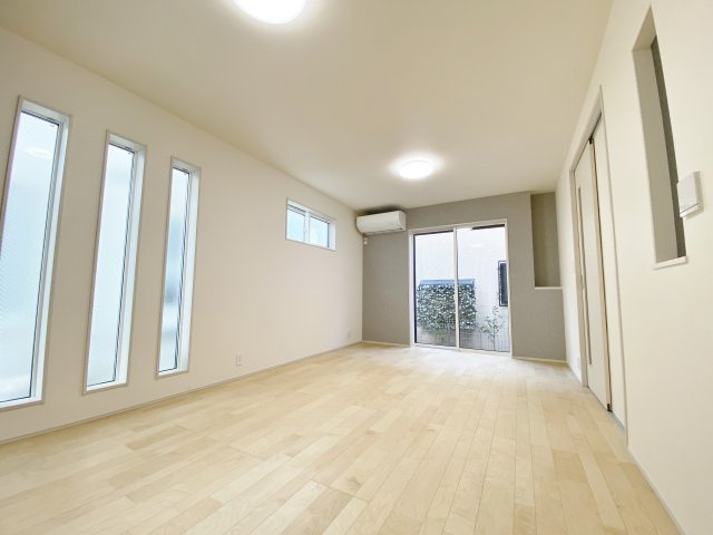 練馬区下石神井5丁目 全5棟 5号棟の居間・リビング|LDKの壁面には上質なアクセントクロスを施し、空間全体に豊かな表情をプラス
デザイン性と居住性を両立させた仕上がりです