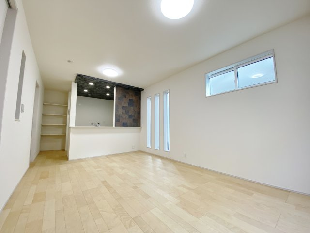 練馬区下石神井5丁目 全5棟 5号棟の居間・リビング|壁の一部に不燃化粧材『グラビオエッジ』を使用
立体感のあるデザインで、LDKをスタイリッシュに演出しています