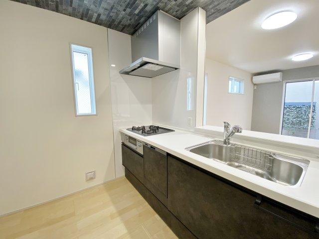 練馬区下石神井5丁目 全5棟 5号棟のキッチン|人気の対面式キッチンには食洗機を標準装備です