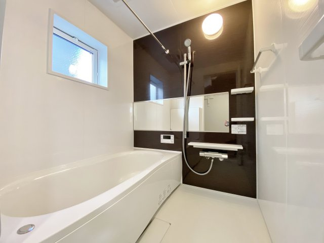 練馬区下石神井5丁目 全5棟 5号棟の浴室|一坪タイプの浴室は雨の日のお洗濯や寒い冬場の入浴に便利な浴室換気乾燥機付きです