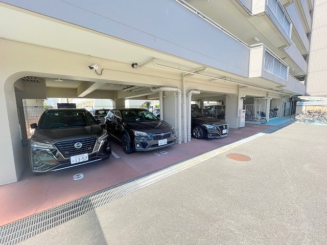 西中島東行マンションの駐車場