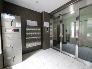 【エントランス】 | リーベル クリサンス | 落ち着いたエントランスです