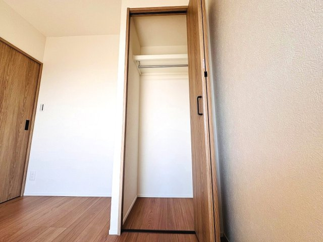 【収納】 | パーク・エステート上板橋（成増店） | 収納にはハンガーパイプ付き枕棚を採用。