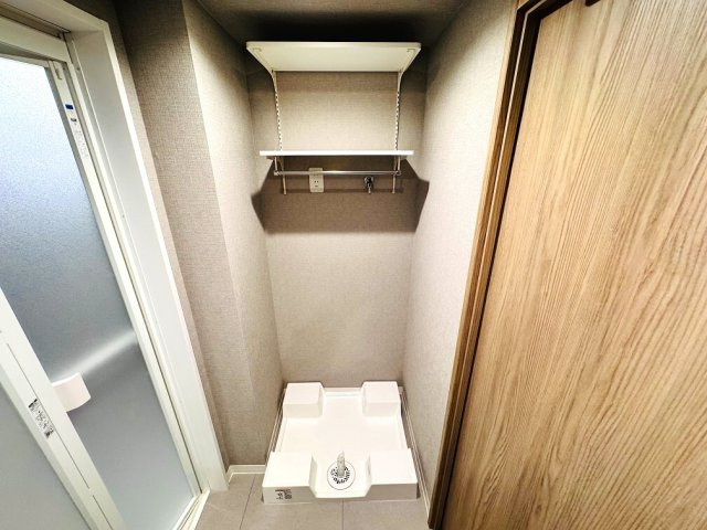 【ランドリースペース】 | パーク・エステート上板橋（成増店） | 可動棚も採用し、洗剤から水回り用品の設置に役立ちそう☆