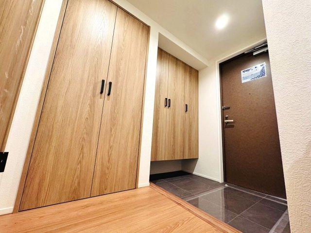 【玄関】 | パーク・エステート上板橋（成増店） | 家族を出迎えてくれる玄関そばにはシューズボックスと収納完備。