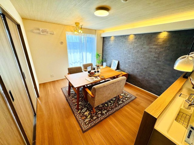 【居間・リビング】 | パーク・エステート上板橋（成増店） | 南向きの明るくて使いやすい間取りの2SLDK
※画像の家具・小物等は販売対象に含みません。