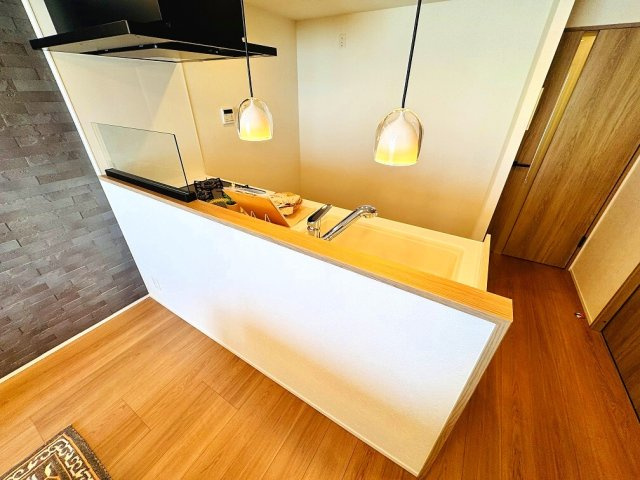 【キッチン】 | パーク・エステート上板橋（成増店） | 人気の対面式キッチン新規交換済。リビングのお子様の様子を確認しやすいので安心。
※画像の家具・小物等は販売対象に含みません。