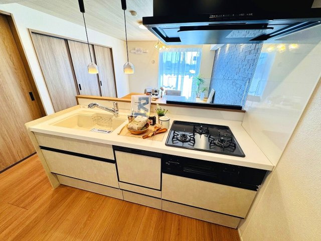 【キッチン】 | パーク・エステート上板橋（成増店） | 食器洗乾燥機標準装備。食後の片づけがはかどり、夫婦の時間を作ってくれます。
※画像の家具・小物等は販売対象に含みません。