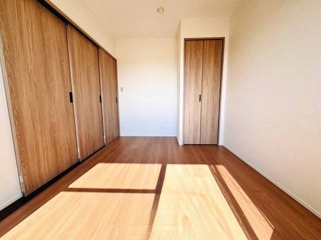 【洋室】 | パーク・エステート上板橋（成増店） | リビング隣の5帖の洋室。バルコニーとも面しており明るい日差しが差し込んでいます。