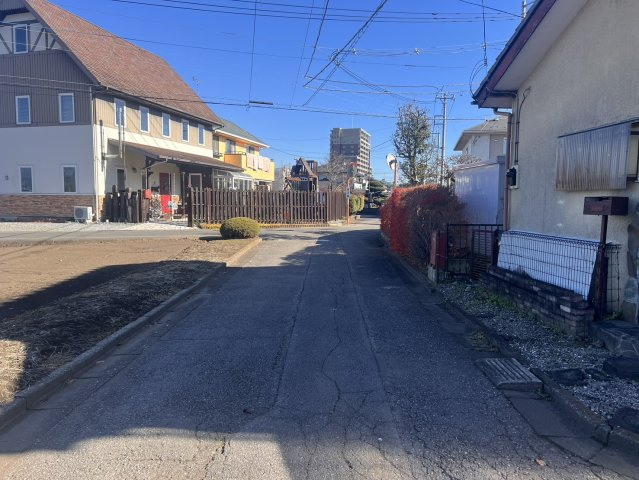 鹿沼市貝島中古戸建　落ち着いた住環境の4DK戸建の前面道路含む現地写真