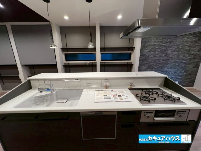 【今からご案内可能】刈谷市荒井町2丁目　全2棟のキッチン|【キッチン】
◆同時にたくさんの料理が調理できる3口コンロ。「焼く・蒸す・煮る」の工程を同時進行で進めることができるので、料理を素早く作ることができます。育児でバタバタ忙しいママに嬉しい♪　　　　　　