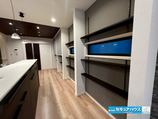 【今からご案内可能】刈谷市荒井町2丁目　全2棟の居間・リビング|【リビング18.8帖】
◆棚が沢山あるため写真を飾ったり、好きな小物を置いて自分の好きな空間をつくることができます♪　　　　　　　　　　　　　　　　　　　　　　　　　　　　　　　　　　　　　　　　　　