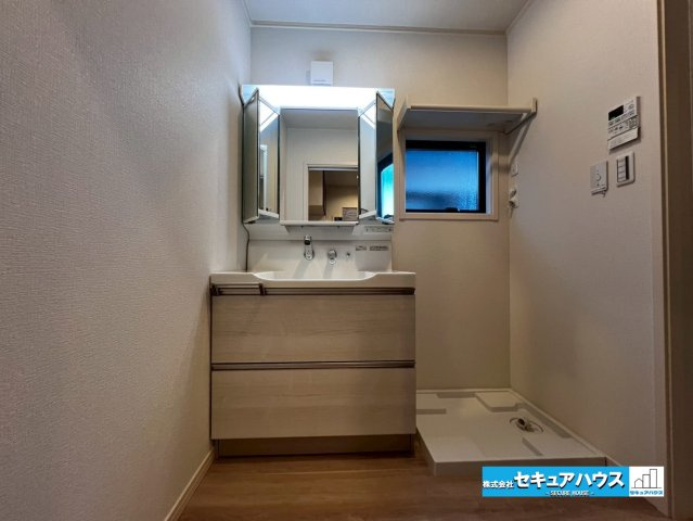 【今からご案内可能】刈谷市荒井町2丁目　全2棟の独立洗面台|【洗面台】
◆鏡の裏にはたっぷりと収納スペースを標準装備！
◆電源を付属しているのでドライヤーなど利用できます。
◆洗濯機の上に洗剤やタオルが置けるスペースも用意しております。　　　　　　　　　　　　