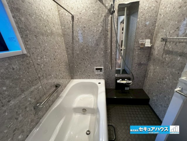 【今からご案内可能】刈谷市荒井町2丁目　全2棟の浴室|【浴室】
◆アクセントパネルで落ち着きのある雰囲気を演出します。毎日の疲れを癒やすバスタイムをお楽しみ下さい！
◆窓付きで、カビの繁殖を抑える効果があります。　　　　　　　　　　　　　　　　　　　　　