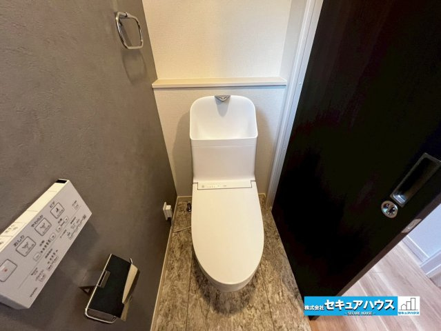 【今からご案内可能】刈谷市荒井町2丁目　全2棟のトイレ|【高機能トイレ】
◆高機能トイレの多くは便器のフタの開閉が自動であり、使用後に手動で水を流す面倒もなく非常に便利です。スタイリッシュな見た目で、お掃除しやすく、節水効果が高いです。