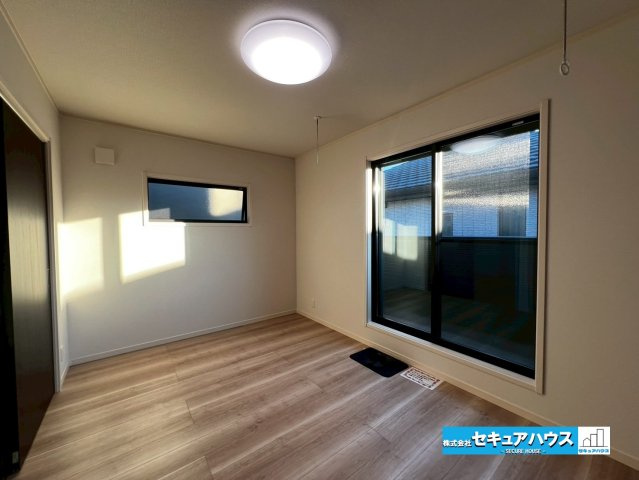 【今からご案内可能】刈谷市荒井町2丁目　全2棟の洋室|【洋室7.8帖】
◆広々とした居住空間は日々の暮らしを彩り、心のやすらぎと満足感を与えてくれます。通風と採光を考慮した設計は子供たちはのびのび育ち、家族でくつろぎと団らんを生み出します。　　　　　　　