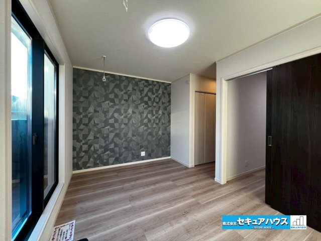 【今からご案内可能】刈谷市荒井町2丁目　全2棟の洋室|【洋室7.8帖】
◆アクセントクロスを使用することでオシャレな空間に仕上がっています。　　　　　　　　　　　　　　　　　　　　　　　　　　　　　　　　　　　　　　　　　　　　　　　　　　　　　　　　　