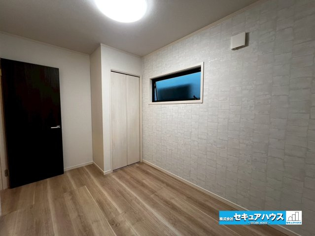 【今からご案内可能】刈谷市荒井町2丁目　全2棟の洋室|【洋室5帖】
◆家族一人ひとりの大切なプライベート空間。趣味に合わせて使って頂けるようシンプルに仕上げてあります。暮らし心地を大きく左右する収納を、適材適所に配置し使い勝手を考慮しました。　　　　　　