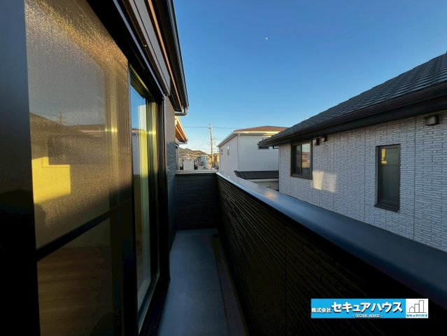 【今からご案内可能】刈谷市荒井町2丁目　全2棟のバルコニー|【バルコニー】
◆見晴らしもよく、太陽の温かな温もりをめいっぱい受け止めてくれます。
太陽の光と爽やかな風を受けたお洗濯物はあっという間に乾き、取りこむ時には太陽の匂いを感じられそうですね。　