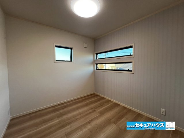 【今からご案内可能】刈谷市荒井町2丁目　全2棟の洋室|【洋室5.5帖】
◆お子様のお部屋や主寝室、来客時の宿泊室、趣味のお部屋としてもご利用いただけます♪
◆オシャレなスタイリッシュな窓付きのお部屋です　　　　　　　　　　　　　　　　　　　　　　　　　　