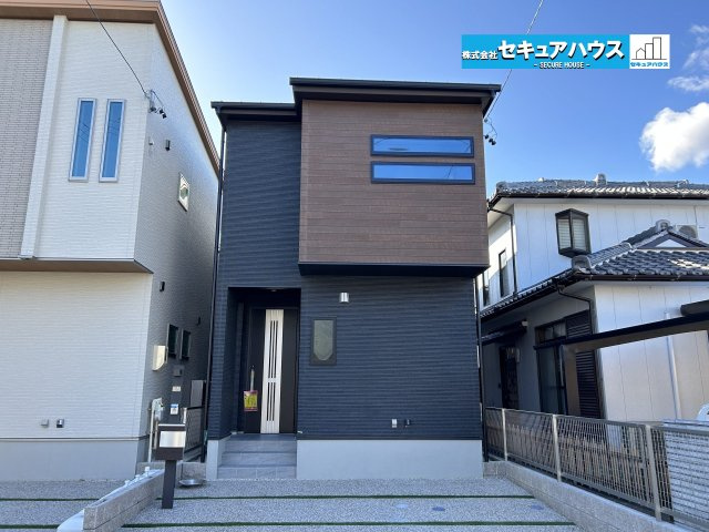 【今からご案内可能】刈谷市荒井町2丁目　全2棟の外観|【現地外観写真】
◆敷地面積約32坪、建物面積約29坪。
◆駐車並列2台可能！オプション工事でカーポート設置などいかがでしょうか。その他にも、フェンスなどの「オプション工事」もご提案いたします♪　　　