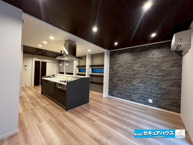 【今からご案内可能】刈谷市荒井町2丁目　全2棟の居間・リビング|【LDK18.8帖】
◆アクセントクロスを使用したリビングはお洒落な仕上がりになっております。
◆リビングエアコン付きです♪
◆壁面収納付きの為、お洒落なリビングをつくることができます♪　　　　　　　