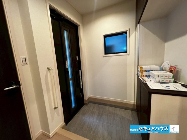 【今からご案内可能】刈谷市荒井町2丁目　全2棟の玄関|【玄関】
◆光が差し込み明るいです。
◆玄関には、収納力のあるシューズボックスがございます。玄関まわりがすっきり片付きます。　
◆全身鏡付きのためお出かけ前に身だしなみを確認することができます。　　　