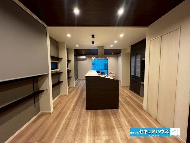 【今からご案内可能】刈谷市荒井町2丁目　全2棟の居間・リビング|【LDK18.8帖】
◆家族揃ってリビングで過ごすお休みの日が、楽しみになる場所となることでしょう。
◆対面式のオープンキッチンは、家事をしながら家族の様子が一目でわかる安心＆便利設備♪　　　　　　　