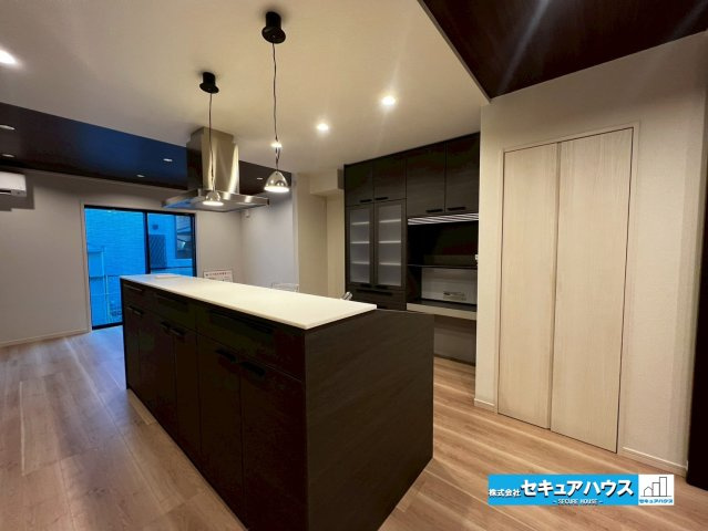 【今からご案内可能】刈谷市荒井町2丁目　全2棟のキッチン|【アイランドキッチン】
◆開放感とデザイン性が高い、コミュニケーションが取りやすいといったメリットがあります。リビング・ダイニングと一体感のある空間を演出し家族やゲストと調理できる点が魅力です。﻿　　
