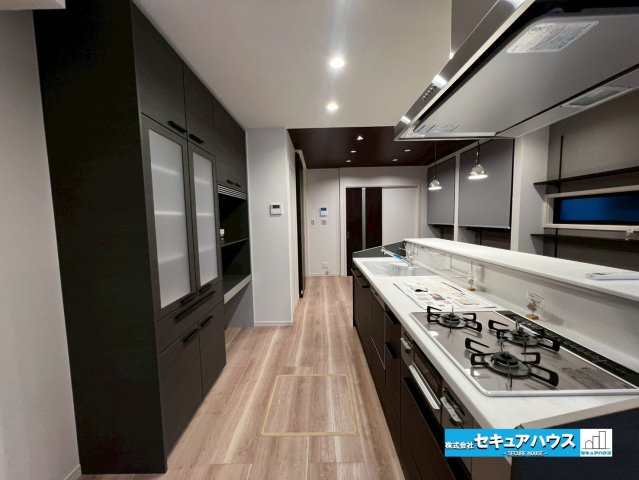 【今からご案内可能】刈谷市荒井町2丁目　全2棟のキッチン|【キッチン】
◆広々としたキッチンスペースのため家族で並んで料理することができます♪
◆カップボードには食器や炊飯器、電子レンジなどを置くことができ、スッキリとした統一感のある空間になります。　　　　