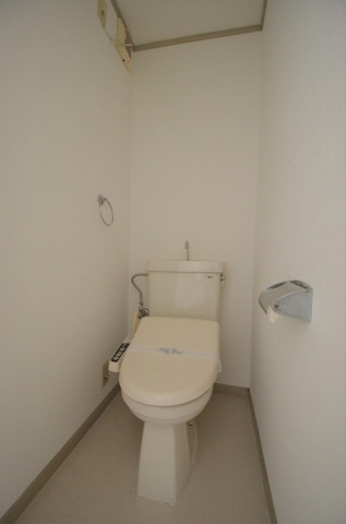 カルデアB棟のトイレ|落ち着いた色調のトイレです