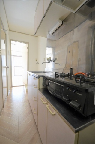 カルデアB棟のキッチン|コンパクトなキッチンで掃除もラクラク