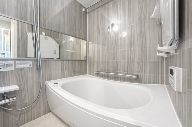 グローリア初穂お花茶屋の浴室|家族みんなの疲れをやさしく包み込む、広々とした癒しのバスルーム。ゆったりとくつろげる空間で、日々のストレスもすっと解きほぐされる、心身ともにリラックスできるひとときをお届けします。