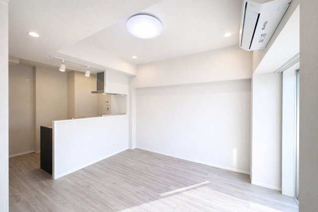 グローリア初穂お花茶屋の居間・リビング|空間の広がりと柔らかな採光に包まれたリビングダイニング。毎日の暮らしに“ちょっと特別”を感じさせてくれる、住まいの中心となる空間です。