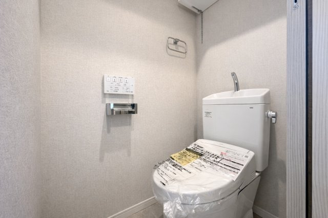 グローリア初穂お花茶屋のトイレ|最新設備を備えたトイレは、快適性とスタイリッシュさを兼ね備えた空間。清潔感のある美しい内装とすっきりとしたデザインが、暮らしに心地よさをプラス。清潔・快適・美しさが調和した、上質なトイレ空間です。