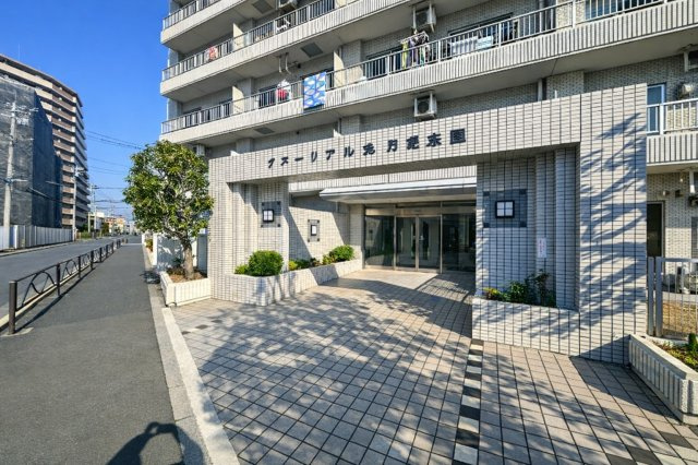 グローリア初穂お花茶屋|落ち着いた上質感あふれるエントランスが、家族の帰宅を温かく包み込みます。毎日の生活に安心感と特別な安らぎをもたらし、住まう方の心にゆとりと豊かさをもたらします。