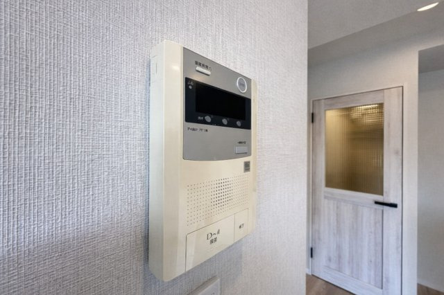 グローリア初穂お花茶屋の防犯設備|リビングから来訪者を確認できるモニタ付きインターホンで安心です。