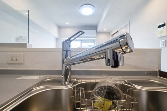 グローリア初穂お花茶屋のキッチン|キッチンにうれしい浄水機能付き水栓。ハンドシャワーで使い勝手も抜群、毎日の家事がちょっと楽しくなります。