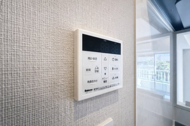 グローリア初穂お花茶屋の発電・温水設備|ワンタッチ操作でお湯張りや追い焚きができるオートバスは、忙しい日々の中でも快適なバスタイムをサポート。湯温の調整や保温も自動で行えるため、いつでもちょうどいい温かさのお風呂が待っています。